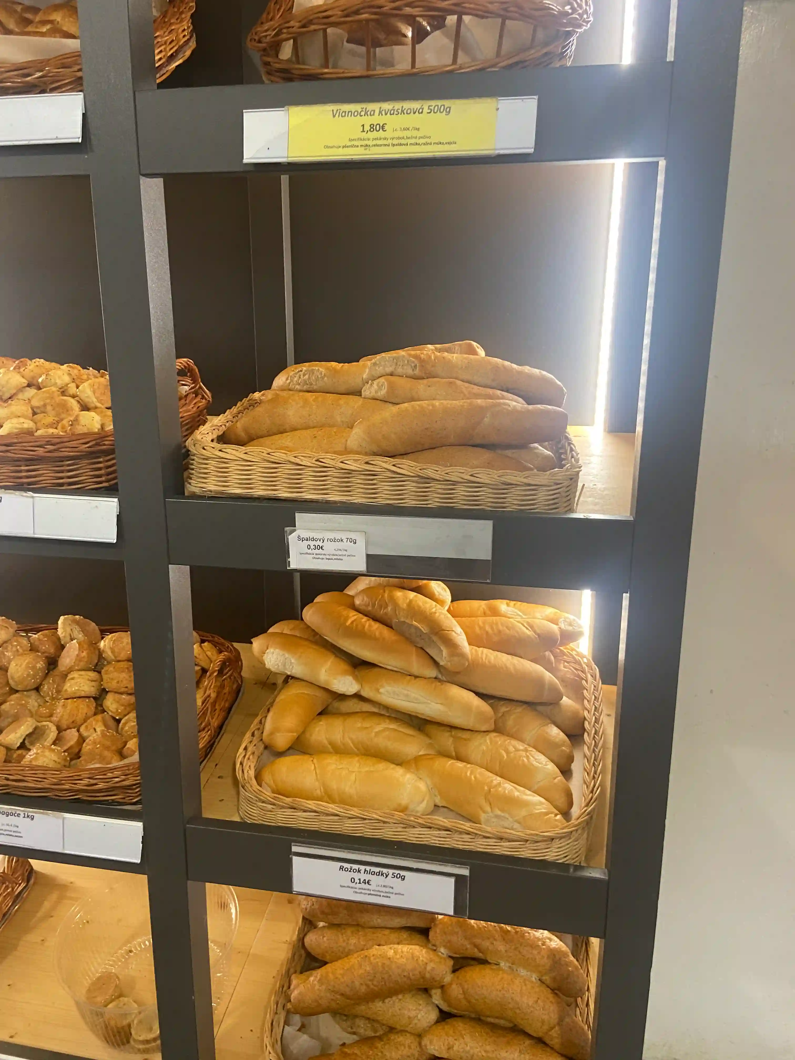 pult pečivo rožky