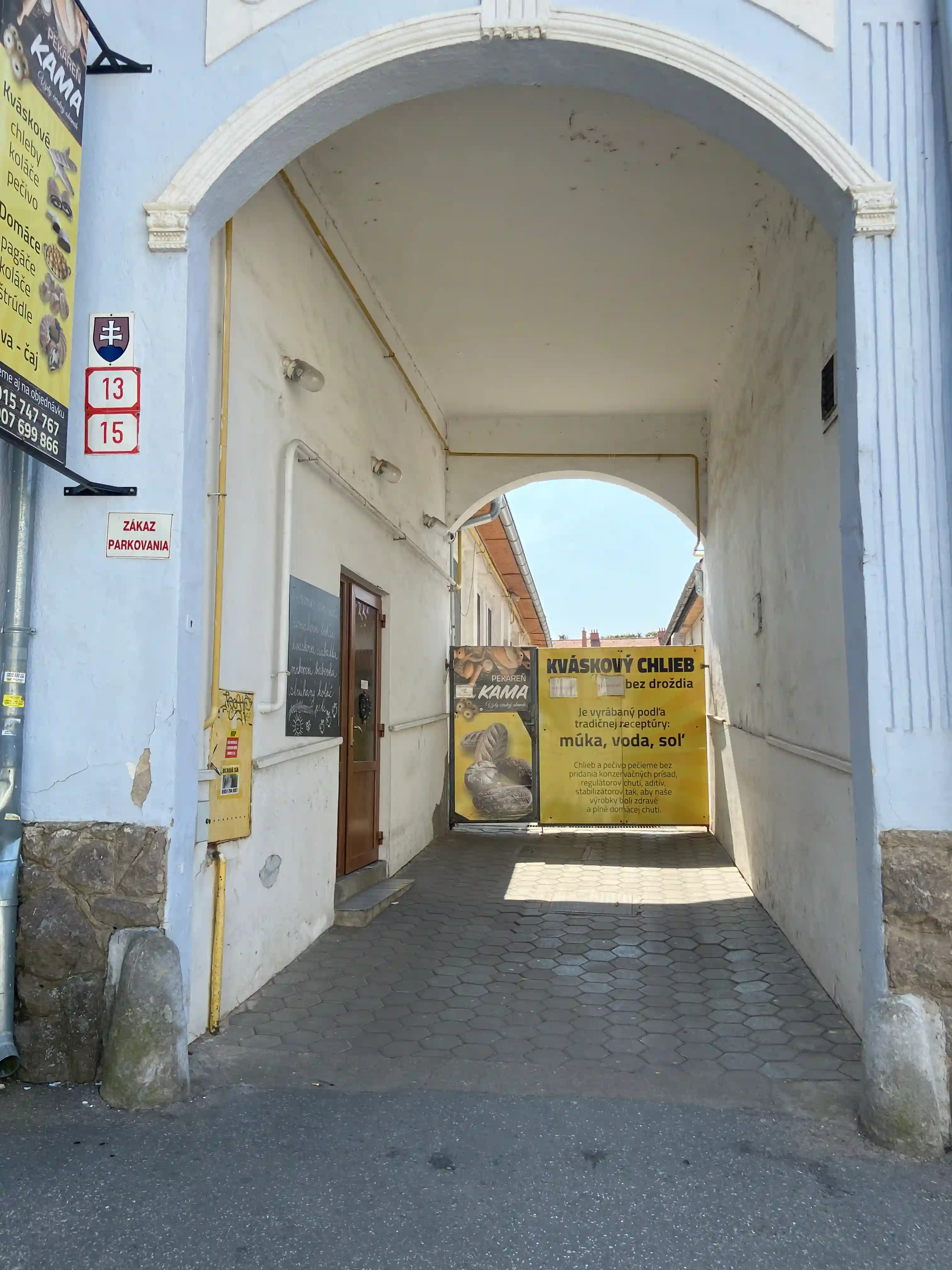 Vchod do pekárne kama